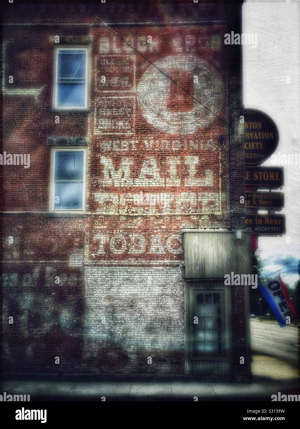 Mail Pouch Tabak ghost Zeichen in Canton, Ohio - Smartphone-aufgenommenes Stockfoto