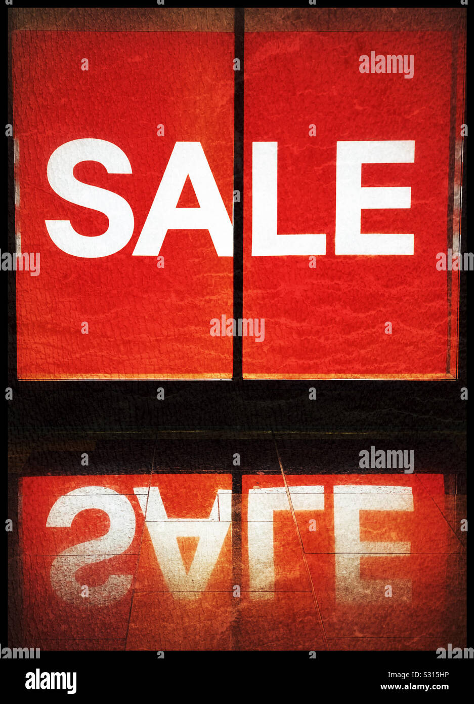 Eine große leuchtende "Verkauf" Zeichen kündigt Schnäppchen in einem großen Shop. Es ist Ferienzeit, Zeit Tasche ein Schnäppchen! Foto © COLIN HOSKINS. - Smartphone-aufgenommenes Stockfoto