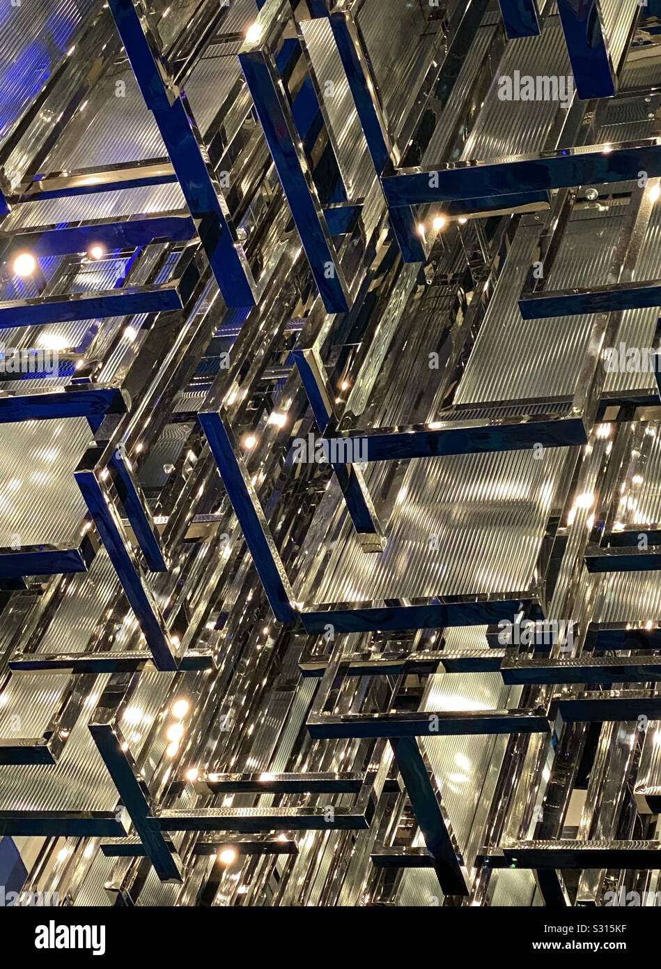 Zusammenfassung der beleuchteten Glas- und Stahlkonstruktion Stockfoto