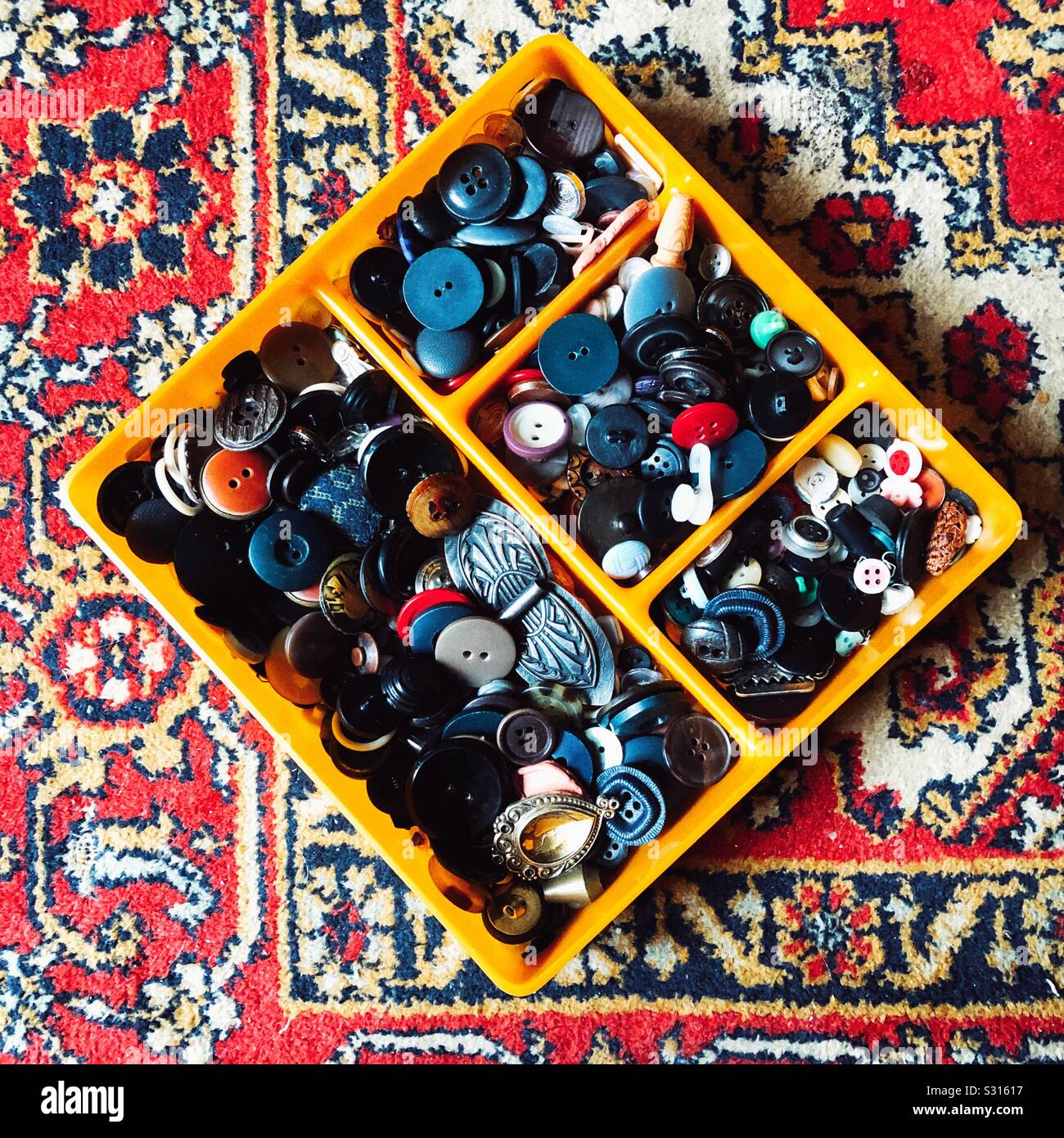 Box mit Fächern mit Vintage tasten Sortiment auf einen Jahrgang usbekischen Teppich Stockfoto