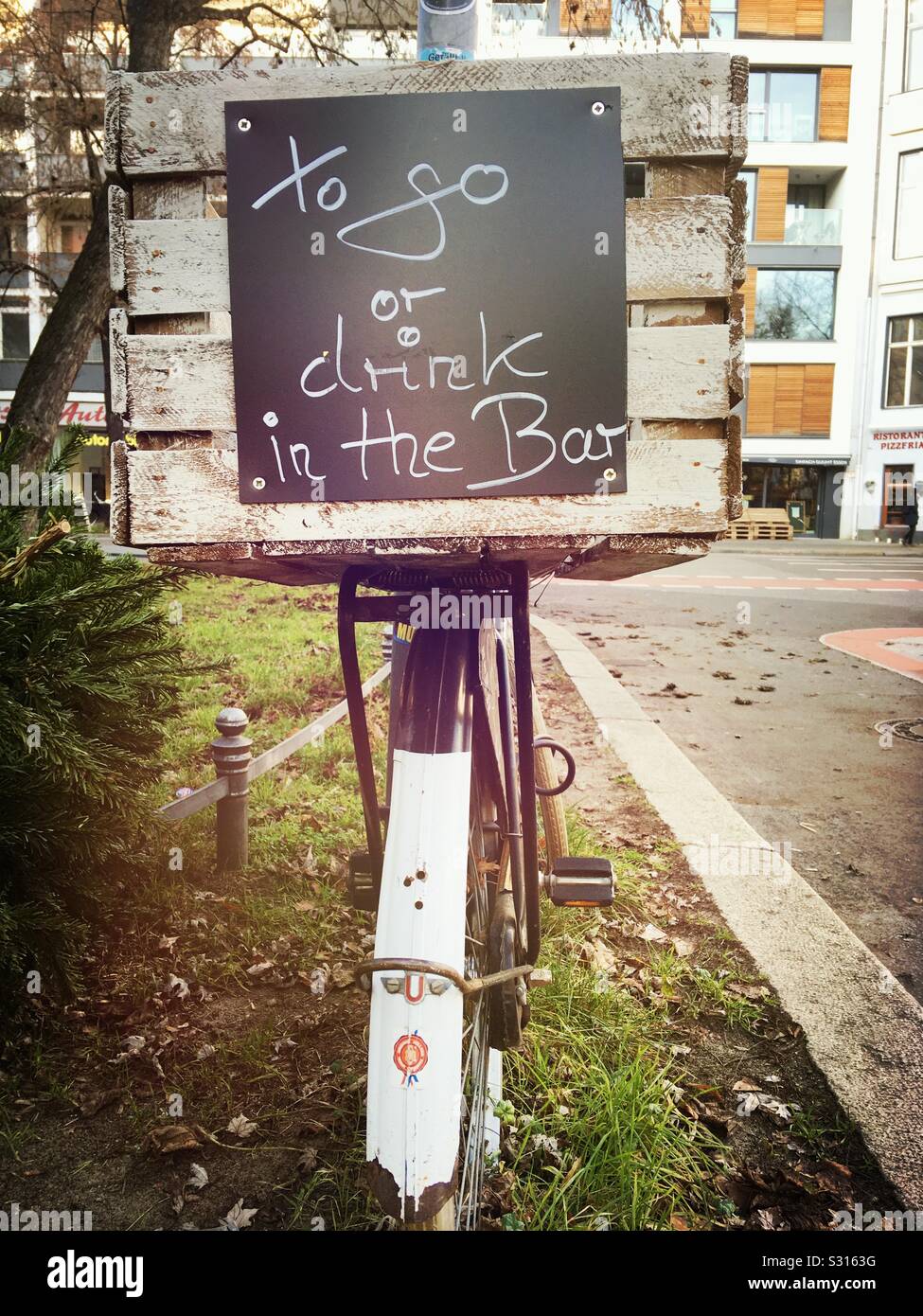 Zu gehen oder ein Getränk in der Bar: Schild an der Straße in Berlin Kreuzberg, Deutschland Stockfoto