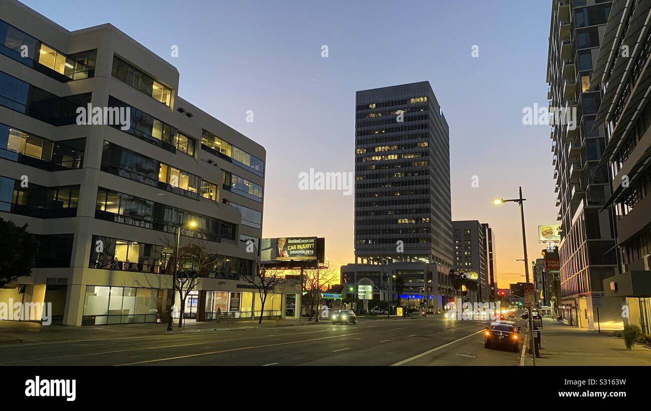 LOS ANGELES, Ca, DEZ 2019: Blick entlang Wilshire Blvd. in der Mitte der Stadt mit Verkehr, der in der Abenddämmerung an einem ruhigen Abend Stockfoto