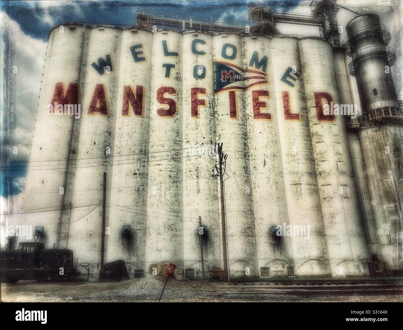 Zu Mansfield Zeichen auf dem Körnerelevator in Mansfield, Ohio Willkommen - Smartphone-aufgenommenes Stockfoto