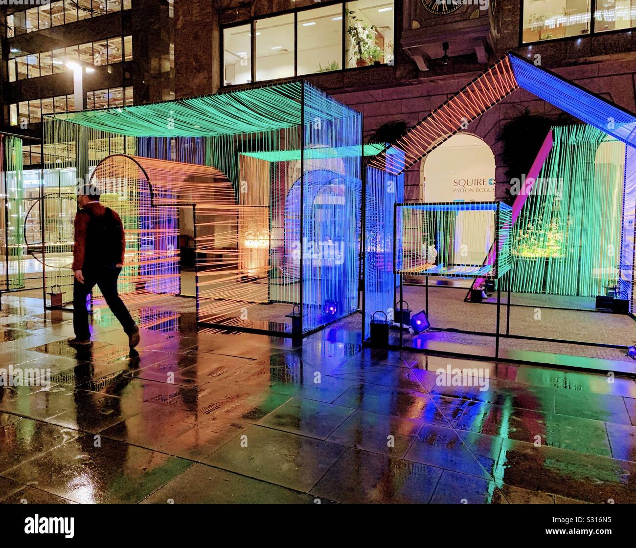 Farbenfrohe kunst Installation im Londoner Devonshire Square an einem regnerischen Nacht im Winter Stockfoto