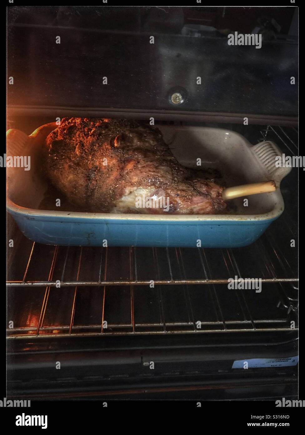 Lammkeule in Ofen. Stockfoto