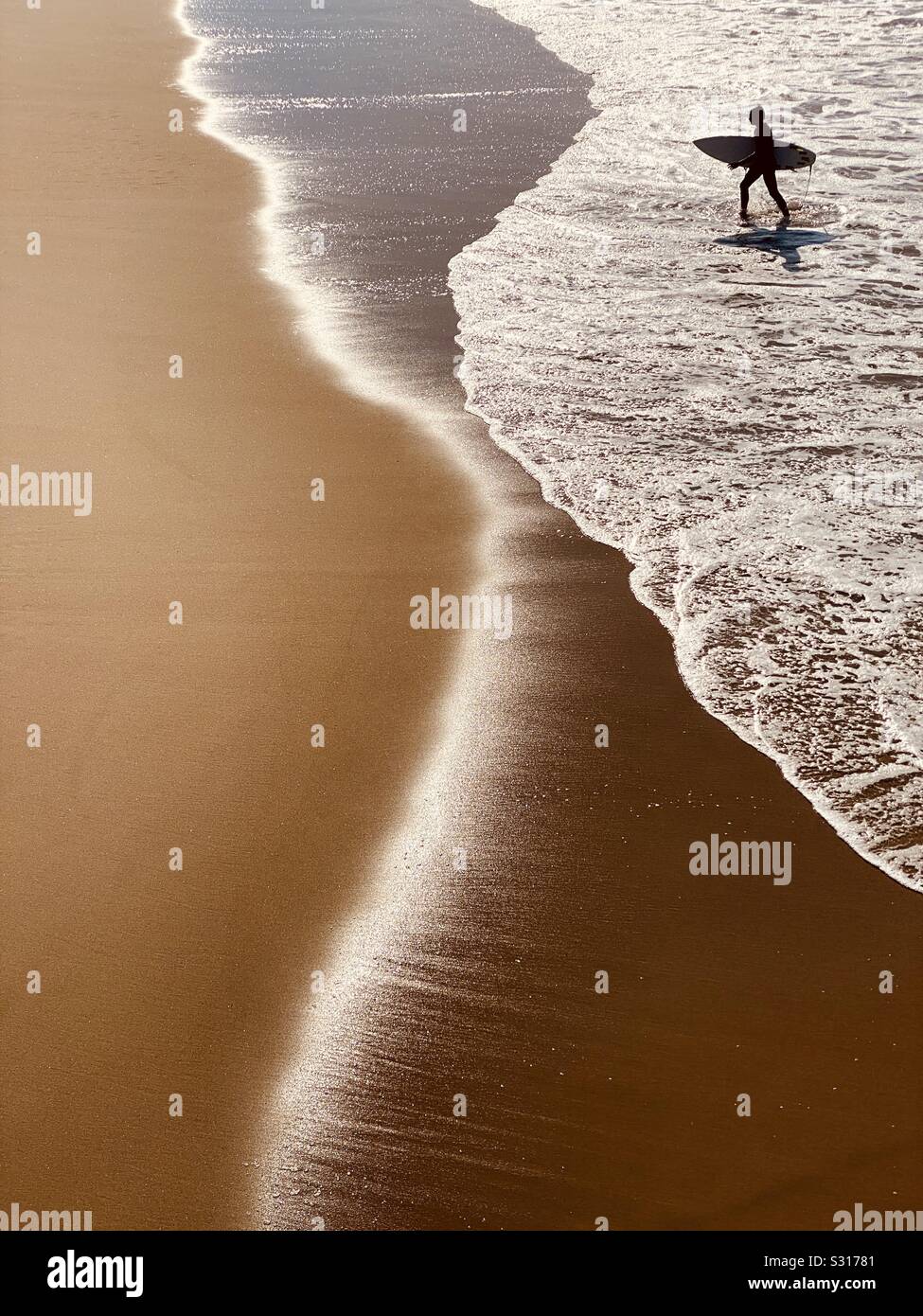 Surfer verlassen das Wasser nach dem Surfen. Manhattan Beach, Kalifornien, USA. Stockfoto