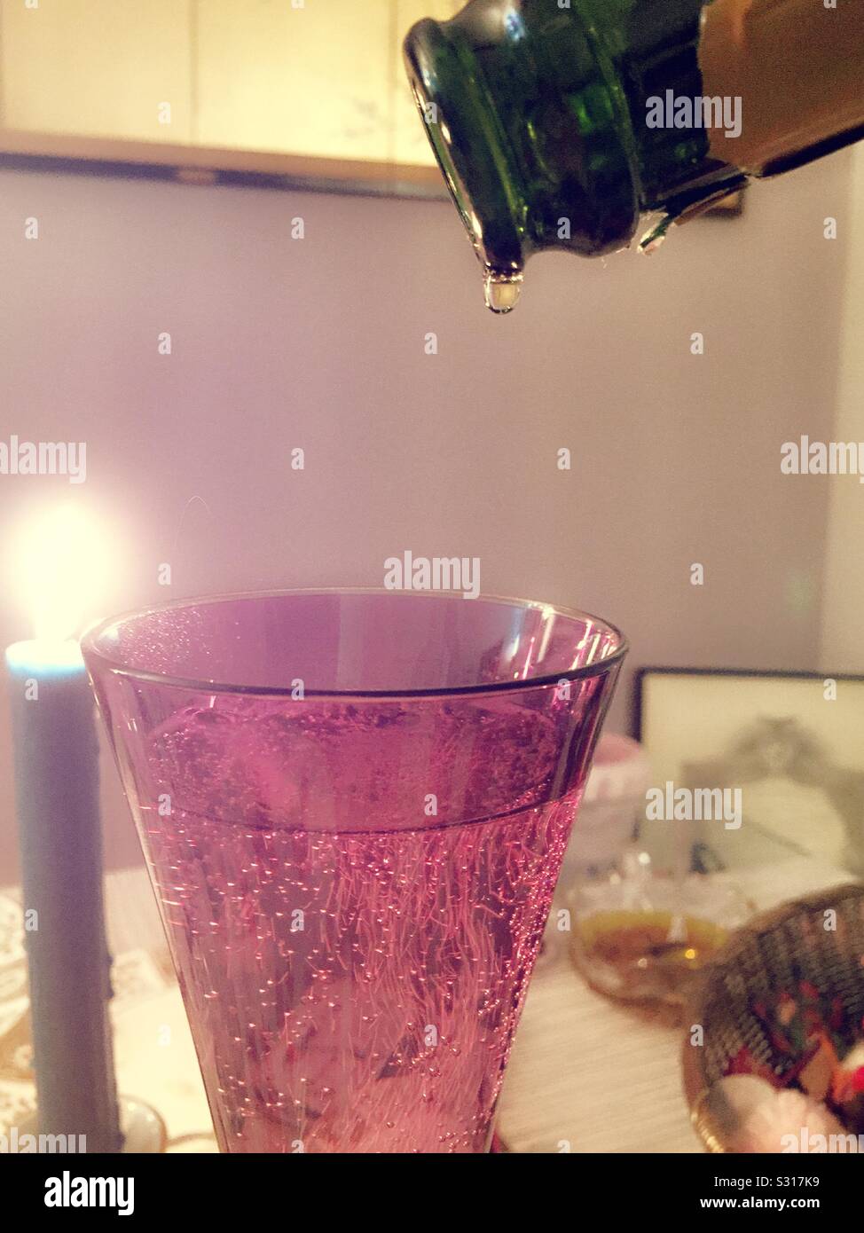 Champagner gut bis zum letzten Tropfen Stockfoto