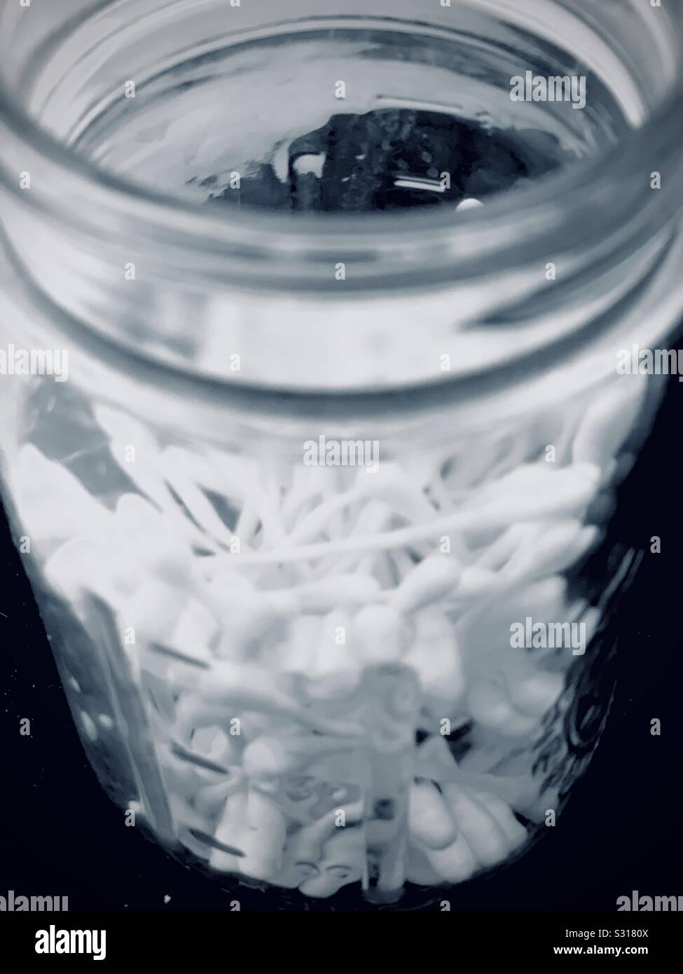 Q-Tip in den jar Stockfoto