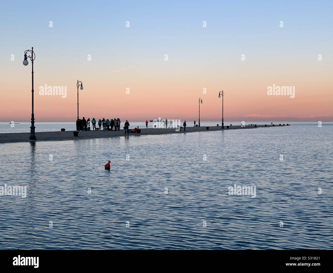 Hohe Wasser in Triest, Italien. - Smartphone-aufgenommenes Stockfoto