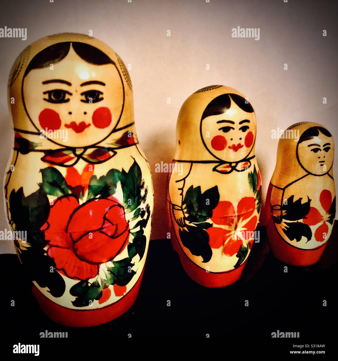 Drei matrjoschka Puppen mit traditionellen red flower Design Stockfoto