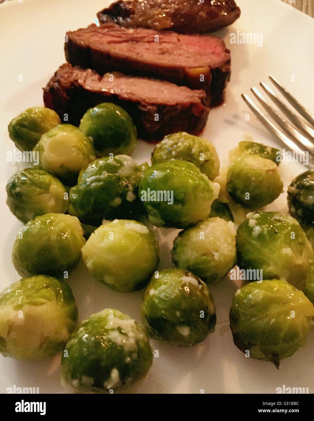Herzhaftes Entrée aus Rinderfilet mit einer Beilage aus Brüsseler Sprossen Stockfoto