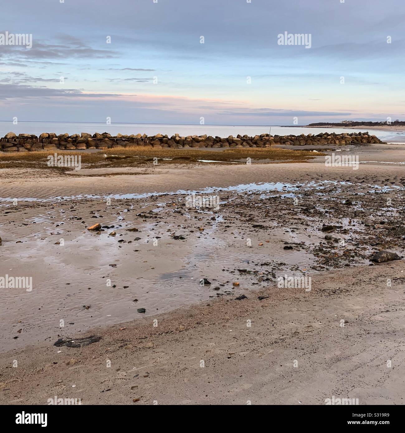 Sonnenuntergang bei Ebbe, Corporation Strand, Dennis, Cape Cod, Massachusetts, United States. Stockfoto