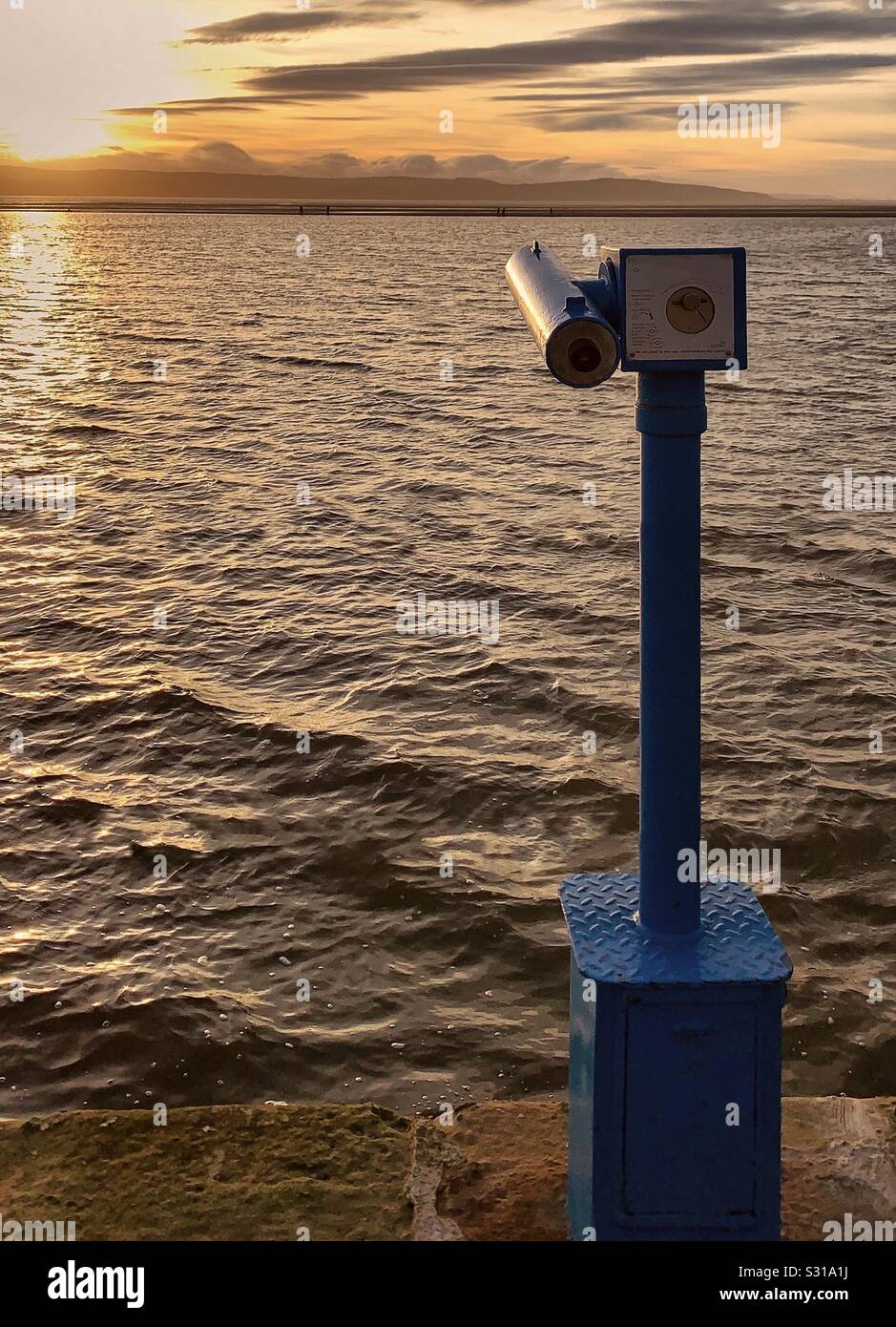 Seaside münzbetriebene Teleskop am West Kirby Strand. Wirral. Blick Punkt. Ein Blick nehmen Stockfoto