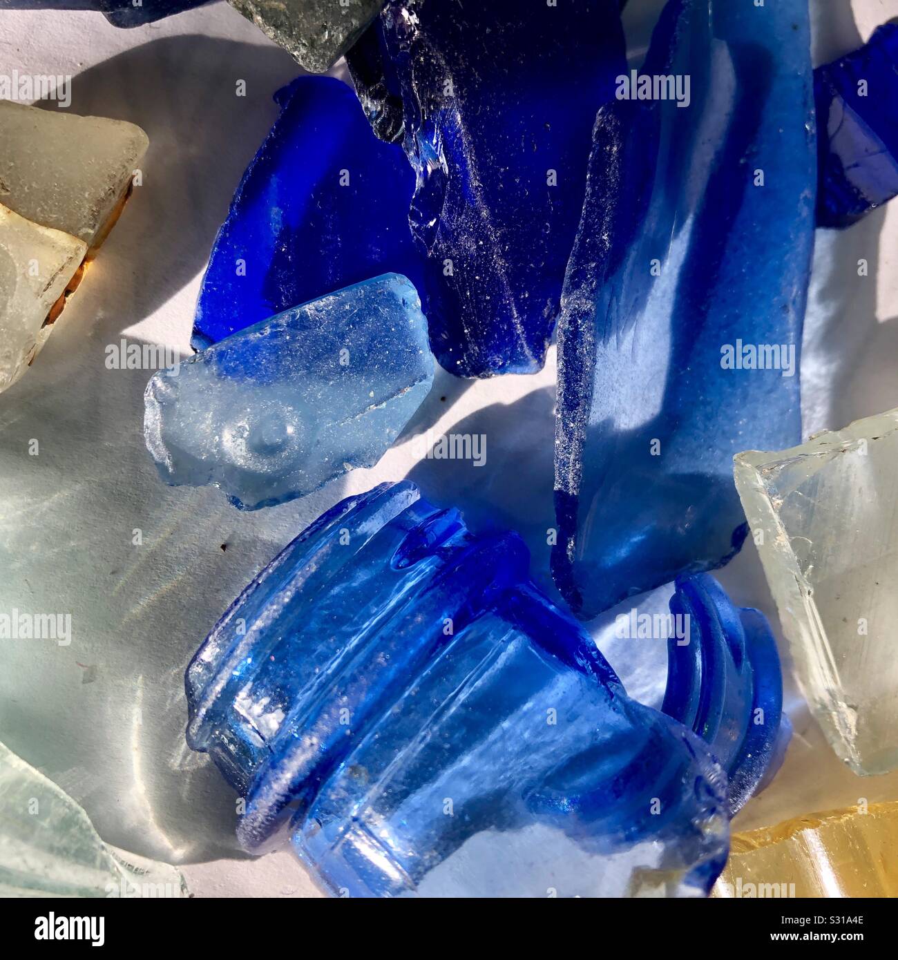 Kobaltblaue Glas gefunden Themse London Stockfoto