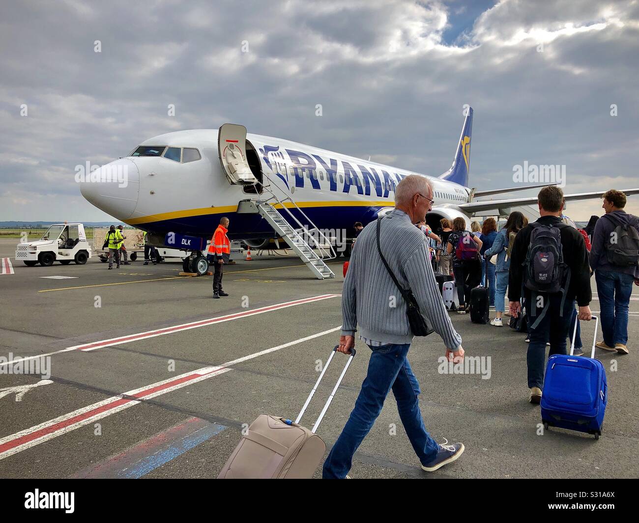 Die Fluggäste eine Ryanair Jet in Paris Beauvais Tillé Flughafen, Frankreich. Stockfoto
