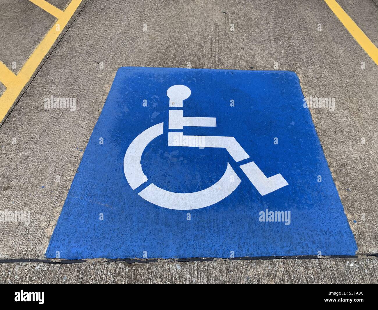 Behinderten Parkplätze vor Ort Stockfoto