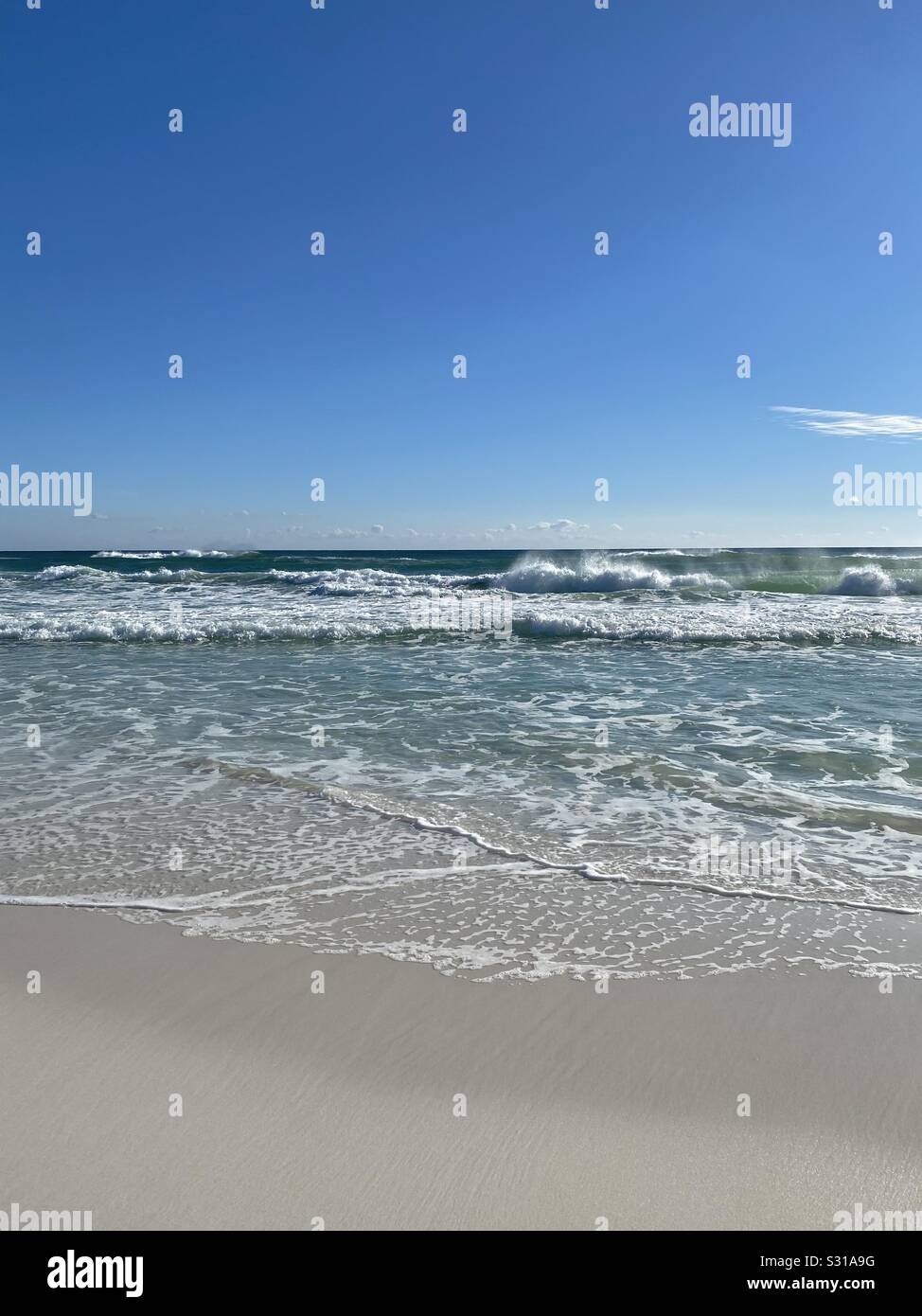 Große weiße Wellen mit Wasser sprühen in der Luft Stockfoto