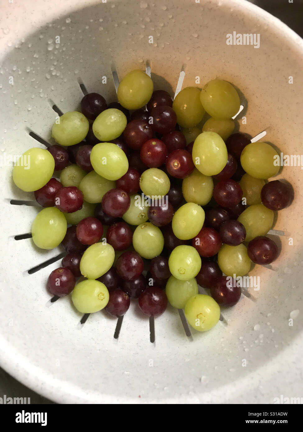 Mischung aus kernlose Trauben in einem Sieb. Stockfoto