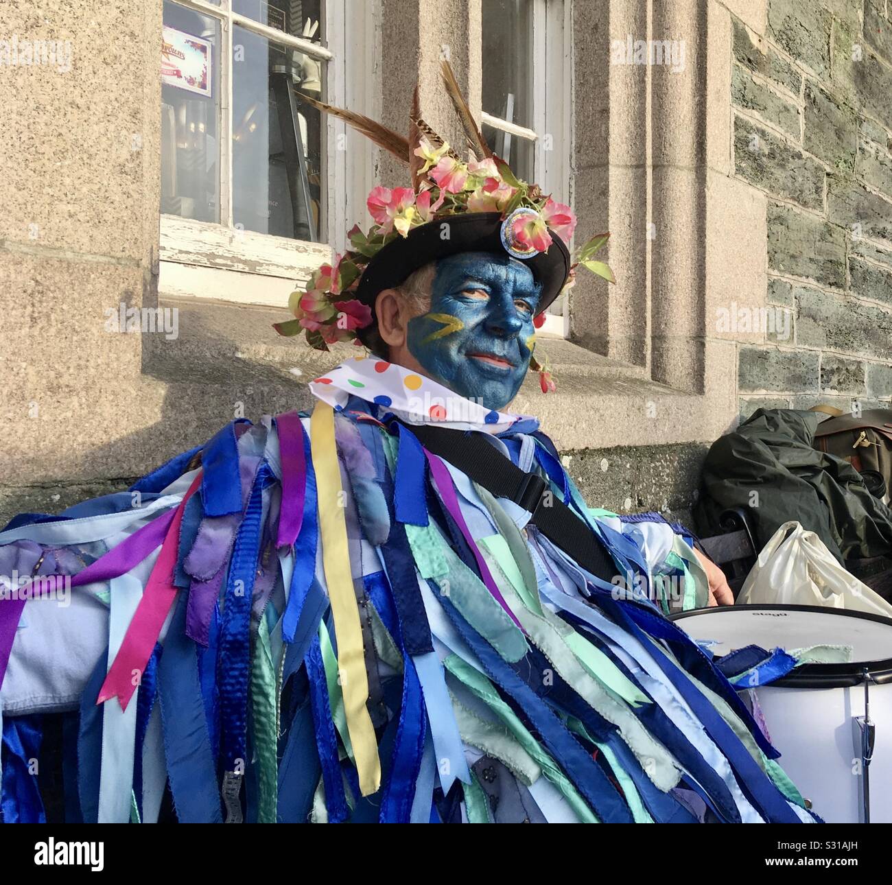 Mann in Fancy Dress, mit bemaltem Gesicht, einen Morris Tänzer, Liegen/Chaise Longues - Smartphone-aufgenommenes Stockfoto