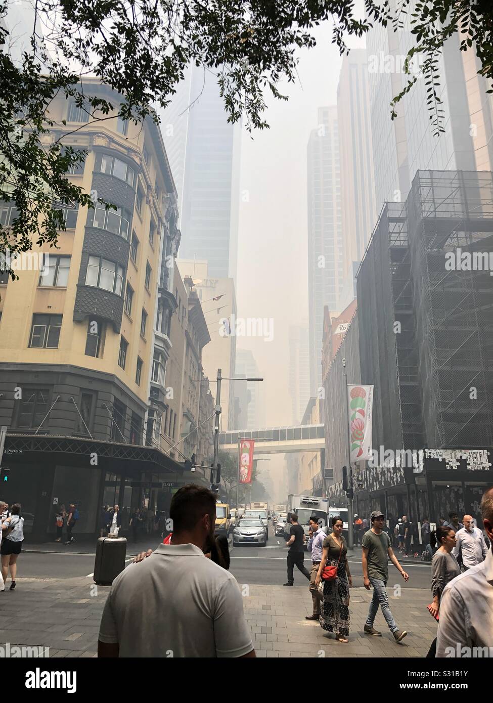 Sydney, Australien - 10 Dezember, 2019: starker Rauch aus NSW bushfire erstellt eine Decke von Smog - wie Dunst im Central Business District von Sydney, Australien Stockfoto