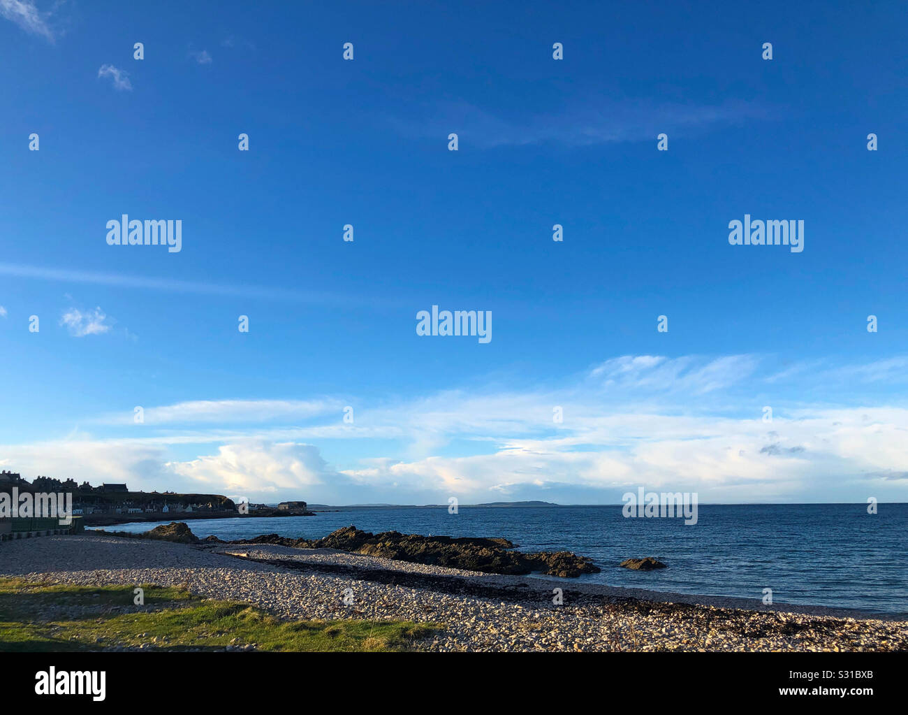 Den Moray Firth und Suchen in Richtung des Dorfes Portessie aus Strathlene, Buckie, Banffshire (Moray), Schottland, Großbritannien. Stockfoto