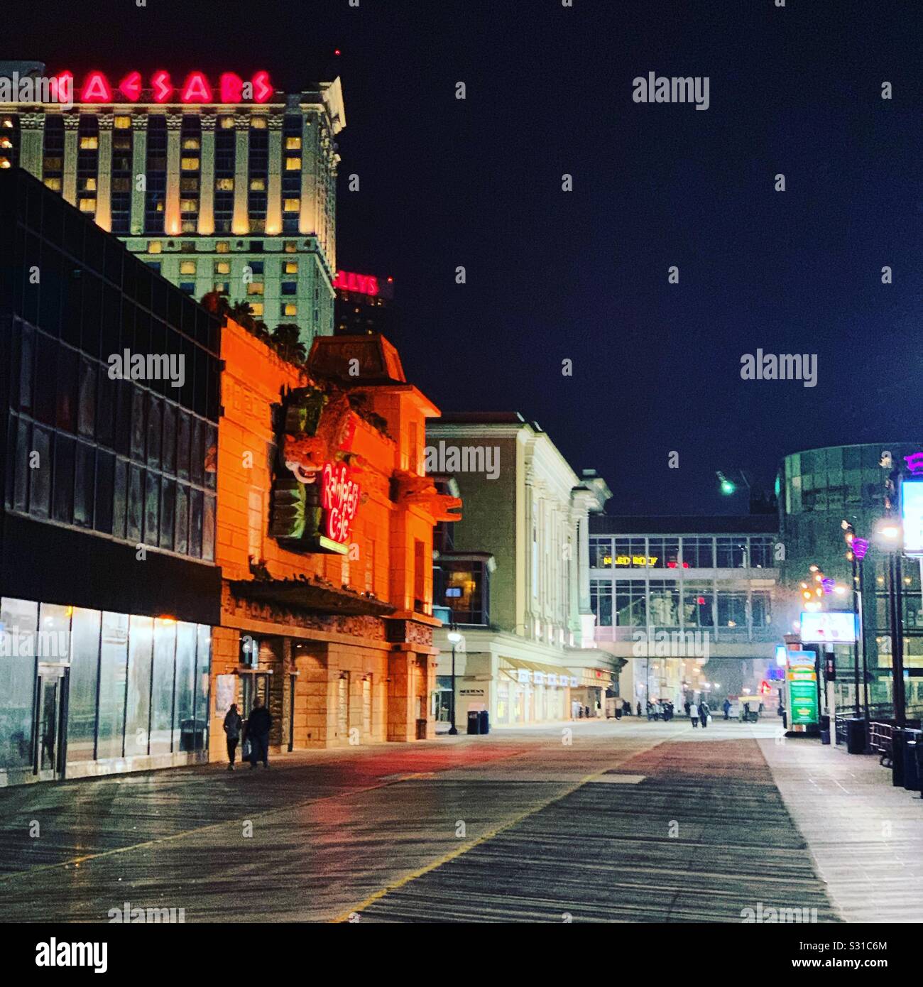 Die Promenade in der Nacht vor der Caesars, Atlantic City, New Jersey, United States Stockfoto