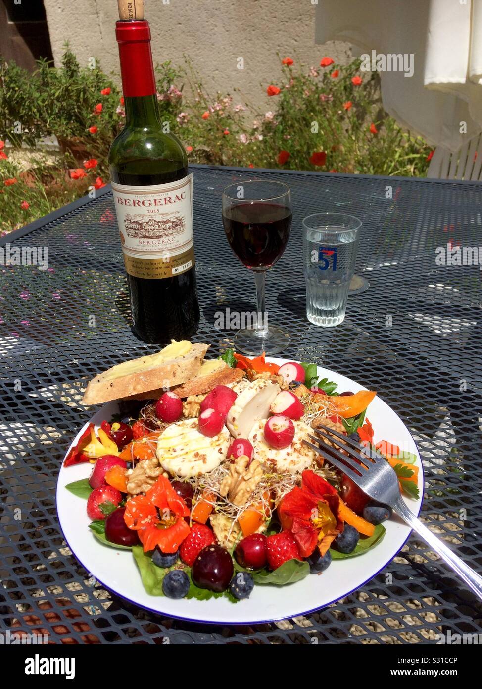 Salat zum Mittagessen mit Rotwein. Stockfoto