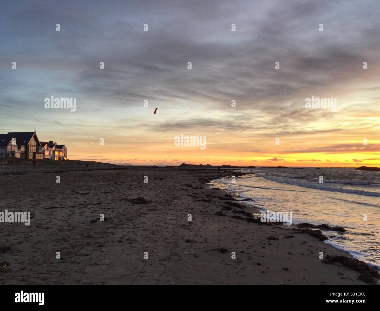 Rhosneigr Strand in der Abenddämmerung im Januar 2020, Anglesey, Nordwales - Smartphone-aufgenommenes Stockfoto
