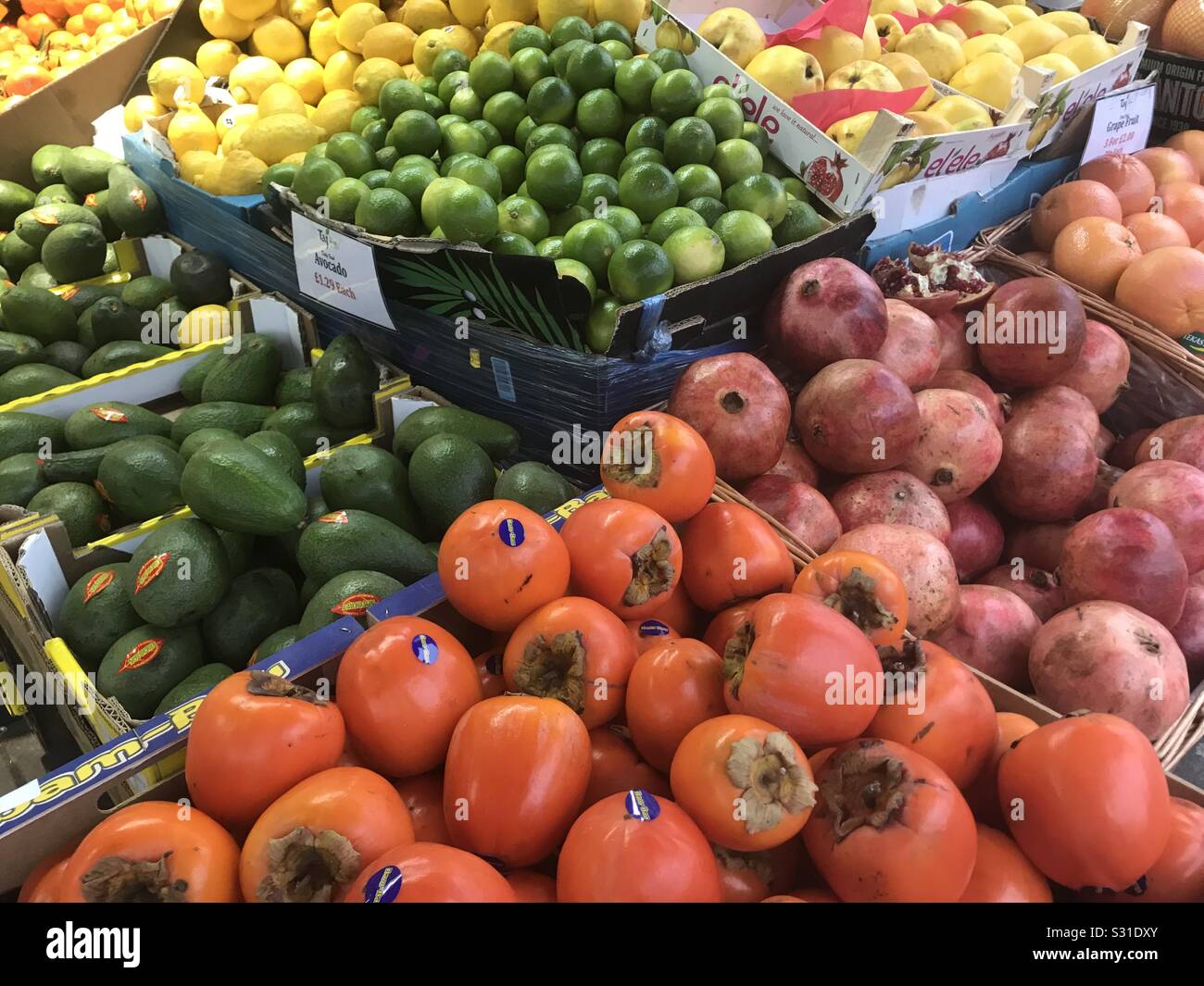Buntes Obstbild vor dem Taj Supermarkt in Hove. Stockfoto