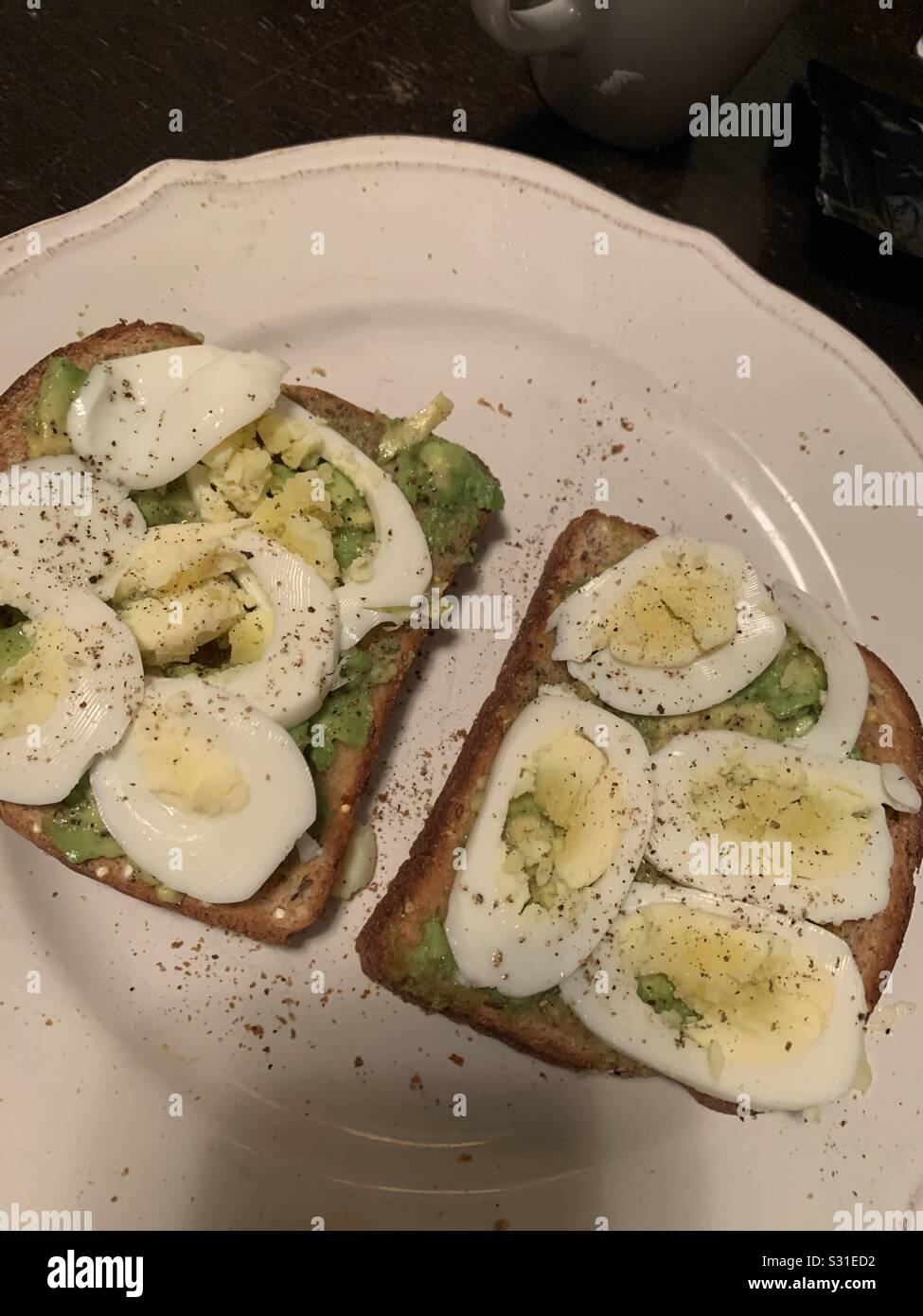 Avocado Toast mit Eiern Stockfoto