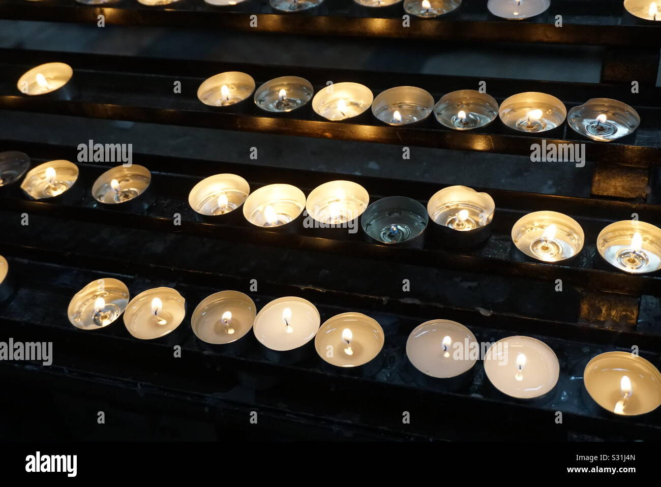 Erleuchten Sie eine Kerze und denken Sie an andere Stockfoto