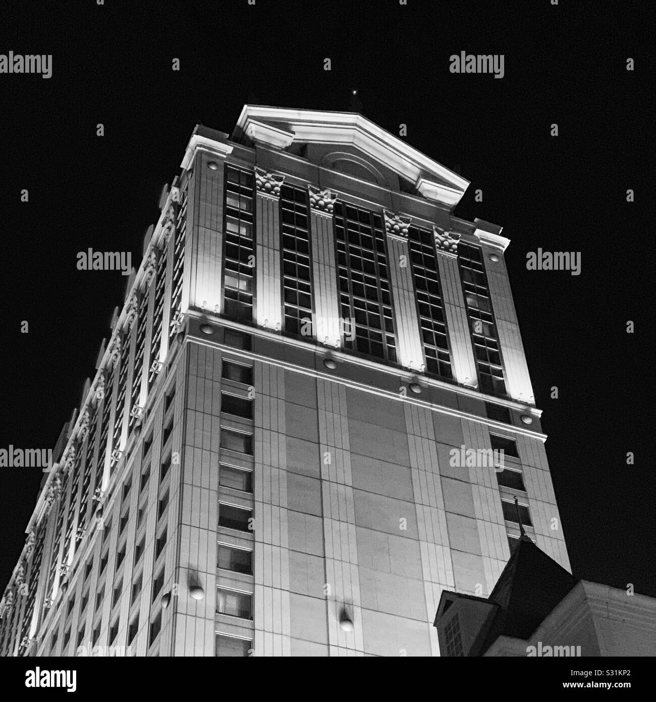 Schwarz-Weiß-Nachtbild eines Turms in Caesars, Atlantic City, New Jersey, Vereinigte Staaten - Smartphone-aufgenommenes Stockfoto