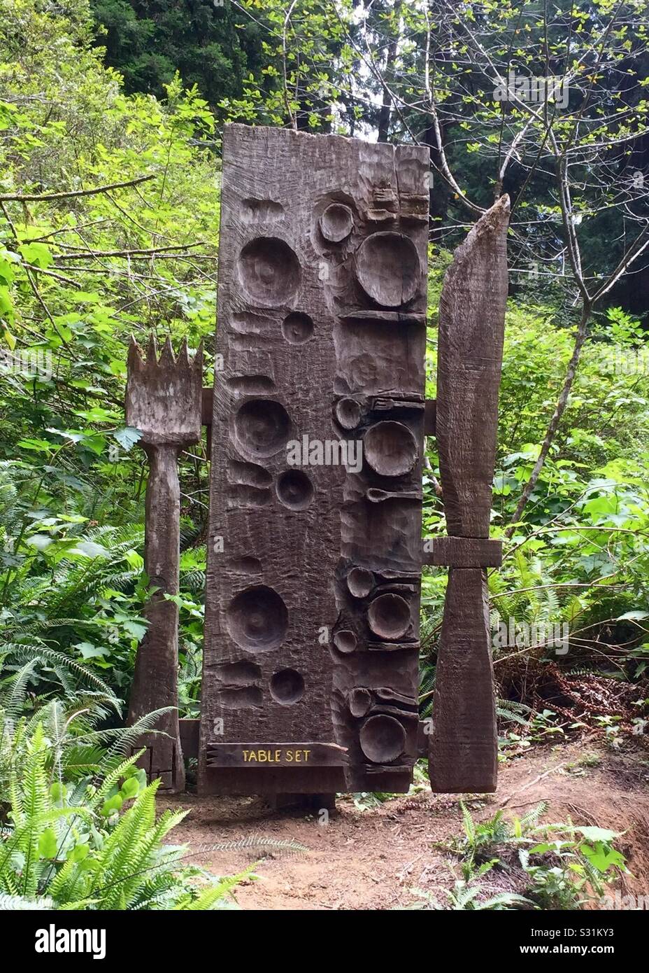 Bäume des Mystery Trail, Gabel, Messer und Tisch aus Redwood-Bäumen. Stockfoto