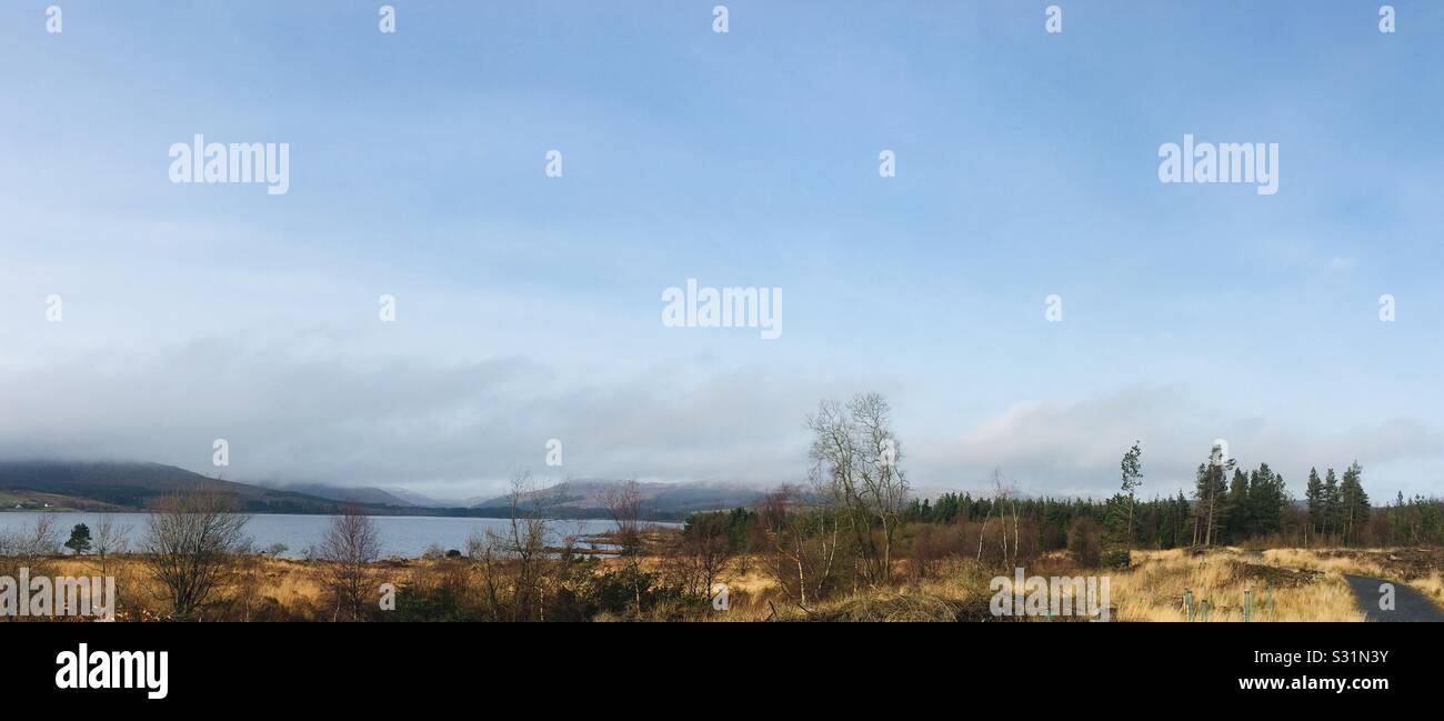 Panoramablick auf den Süßwasserreservoir Clatteringshaws Loch, Galloway Forest Park, Dumfries and Galloway, Schottland Stockfoto