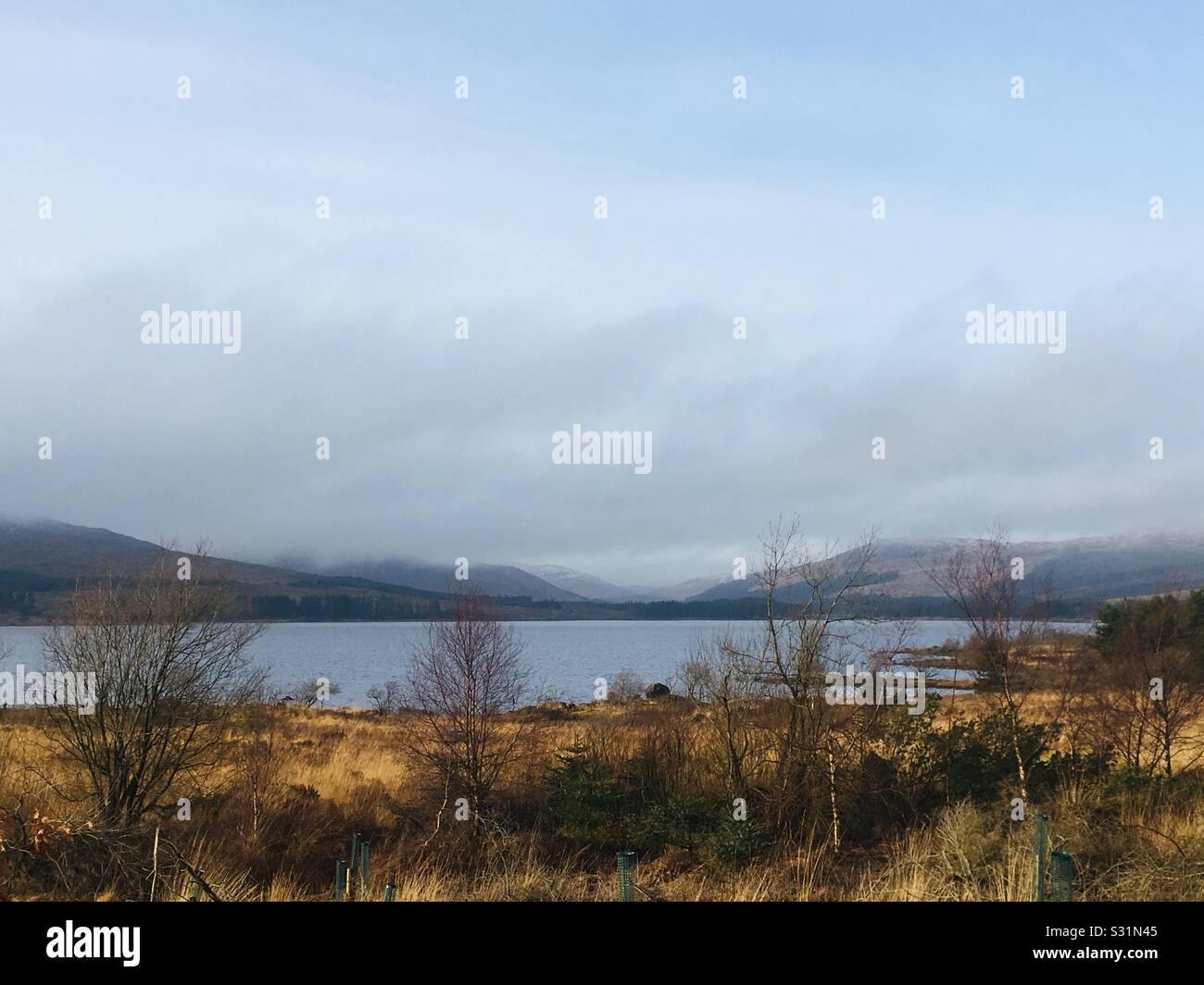 Schottische Hügel und Loch am Süßwasserreservoir Clatteringshaws Loch, Galloway Forest Park, Dumfries and Galloway, Schottland Stockfoto