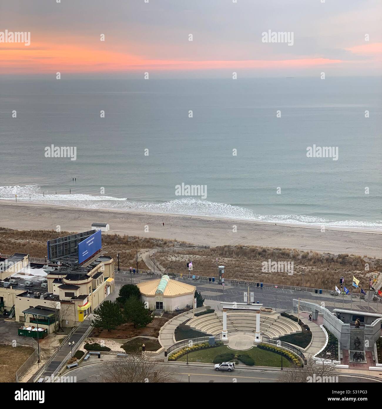 Ein Sonnenaufgang Blick über Brighton Park an der Promenade und dem Meer, Atlantic City, New Jersey, United States Stockfoto