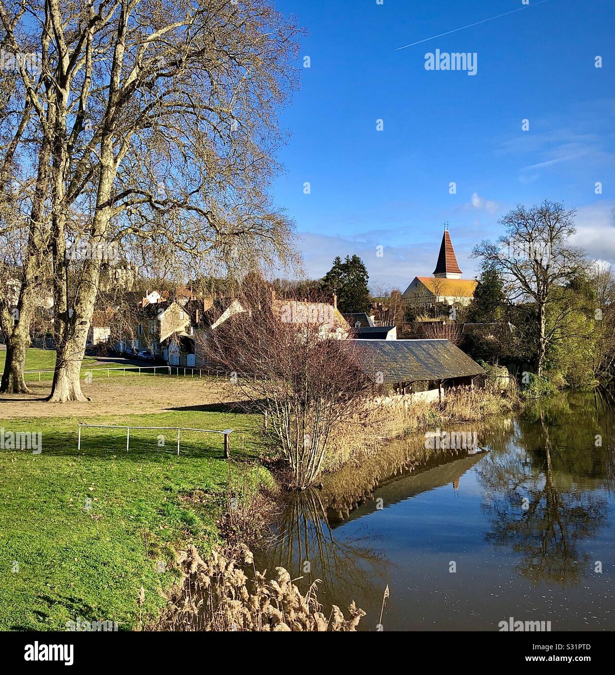 Blick über den Fluss Claise zu Preuilly-sur-Claise, Indre-et-Loire, Frankreich. Stockfoto