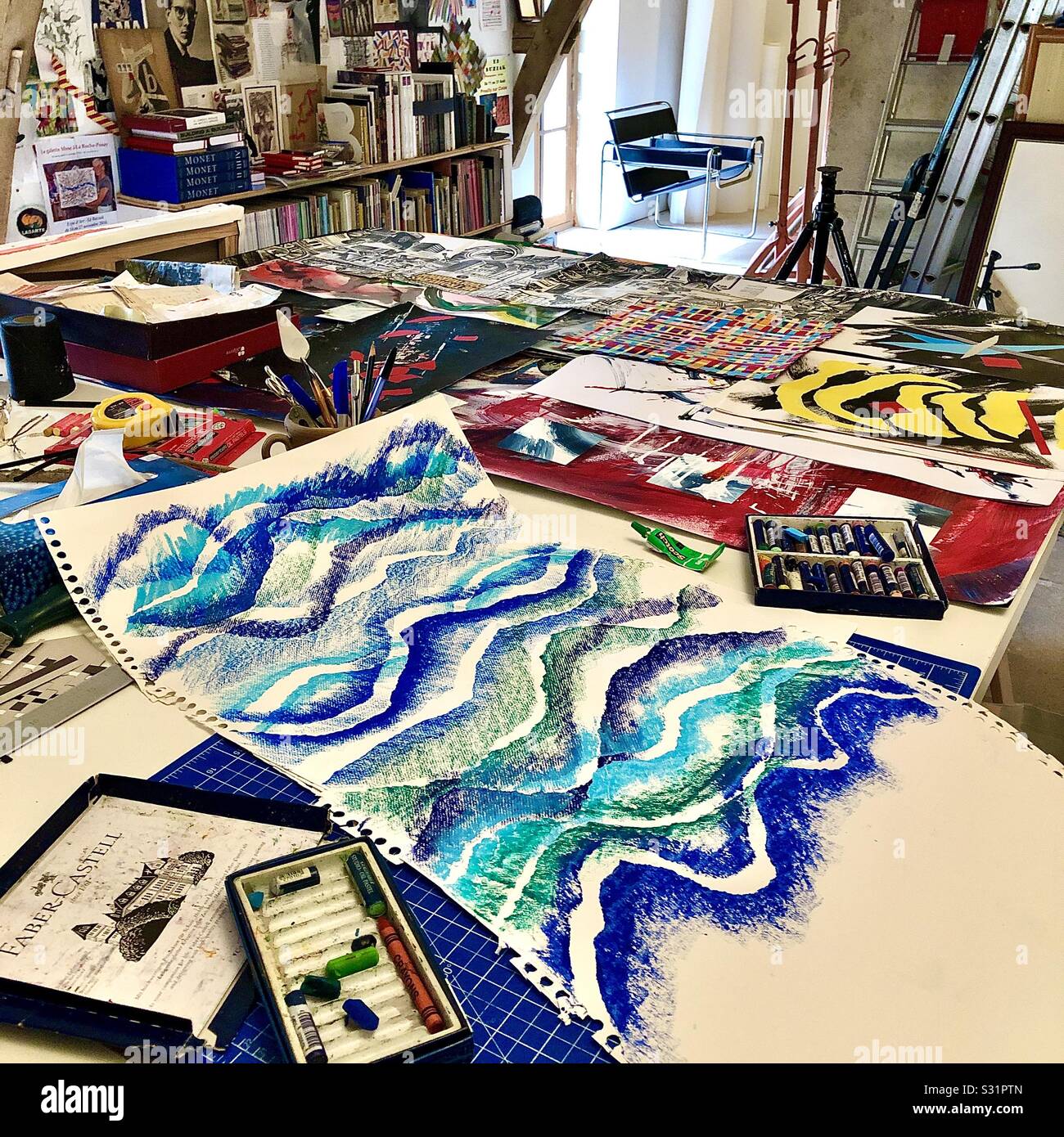 Artist's Studio mit Materialien und abstrakte Kunstwerke. - Smartphone-aufgenommenes Stockfoto