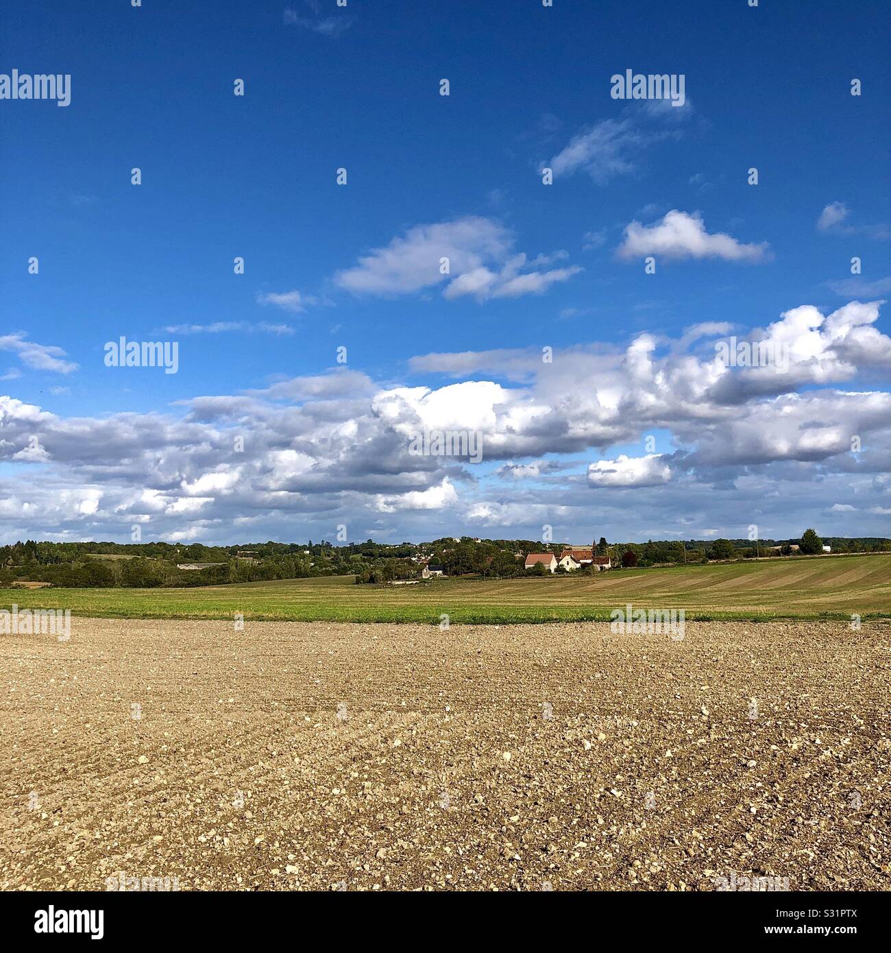 Ackerland und Dorf in der Touraine Region. - Smartphone-aufgenommenes Stockfoto