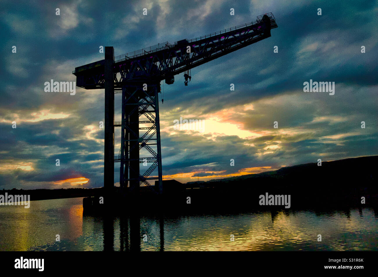 Sonnenuntergang am Titan Crane am Queens Quay Clydebank, Schottland. - Smartphone-aufgenommenes Stockfoto