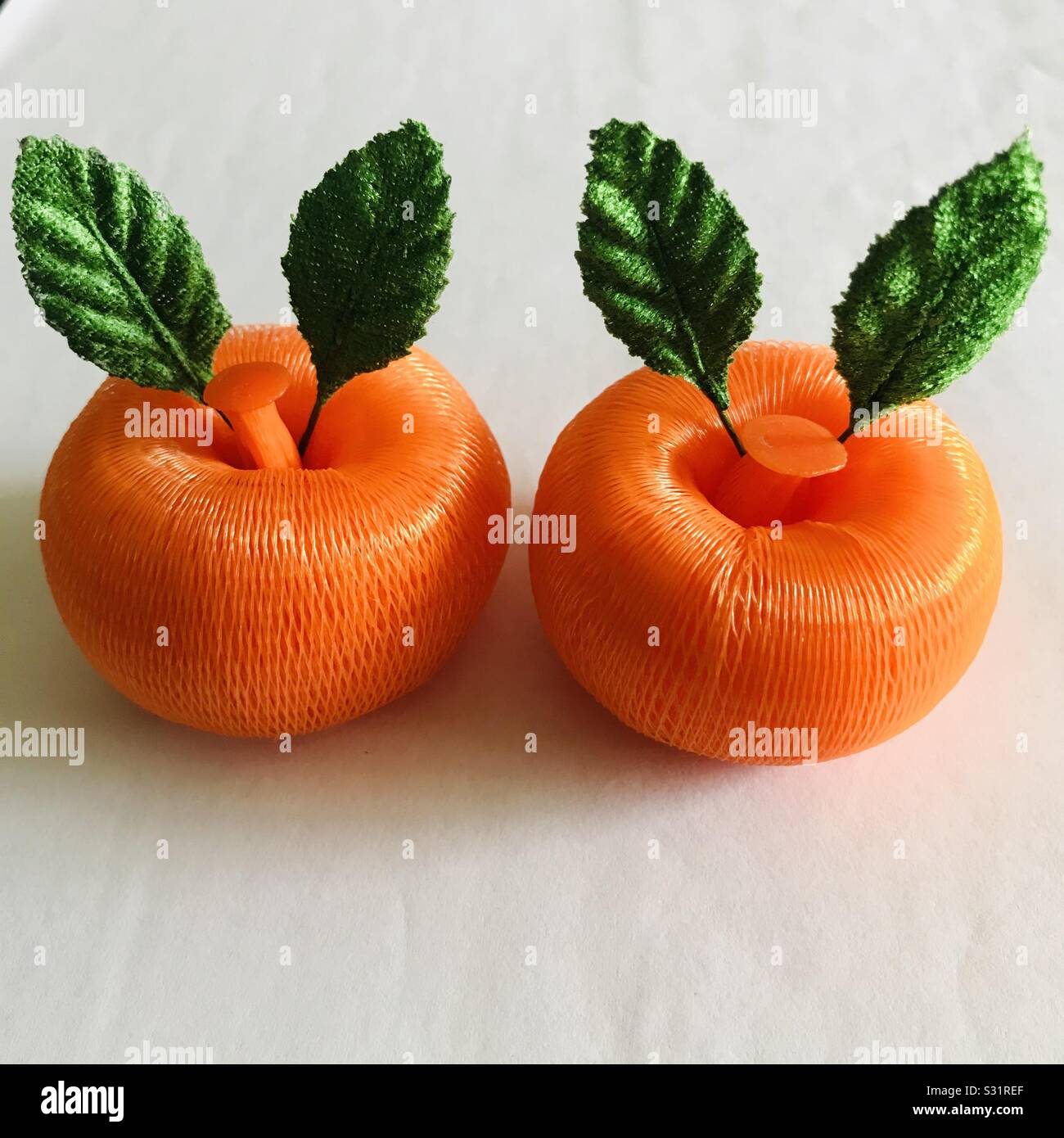 Handgefertigte zwei Mandarinen, Symbol der Chinesischen Neuen Jahres Stockfoto