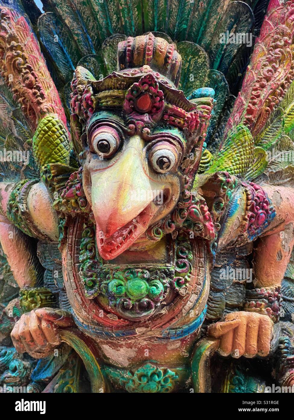 Bunter Vogel mann Skulptur an der Haw Par Villa in Singapur. Januar 2020 - Smartphone-aufgenommenes Stockfoto