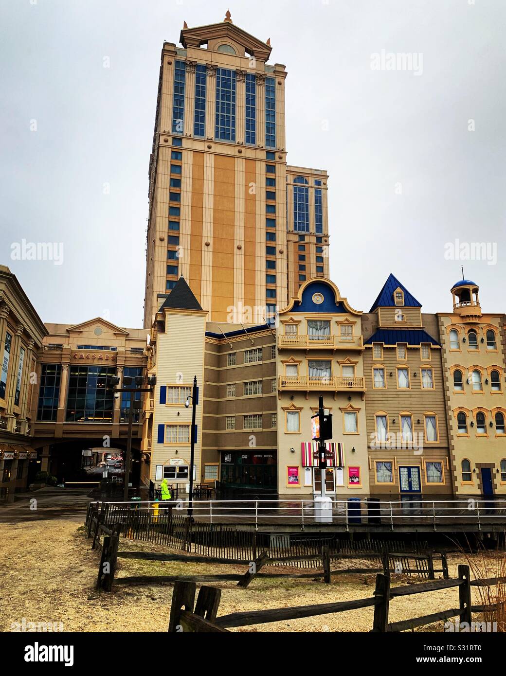 Wild Wild West Casino, Caesars, und die Strandpromenade im Dezember von einem Fußweg zum Strand gesehen, Atlantic City, New Jersey, United States - Smartphone-aufgenommenes Stockfoto