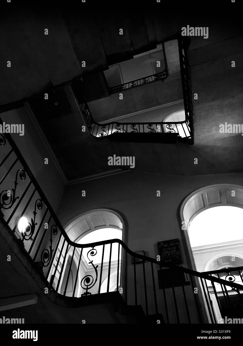 Mono bearbeiten über eine interne Treppe in Somerset House London Stockfoto