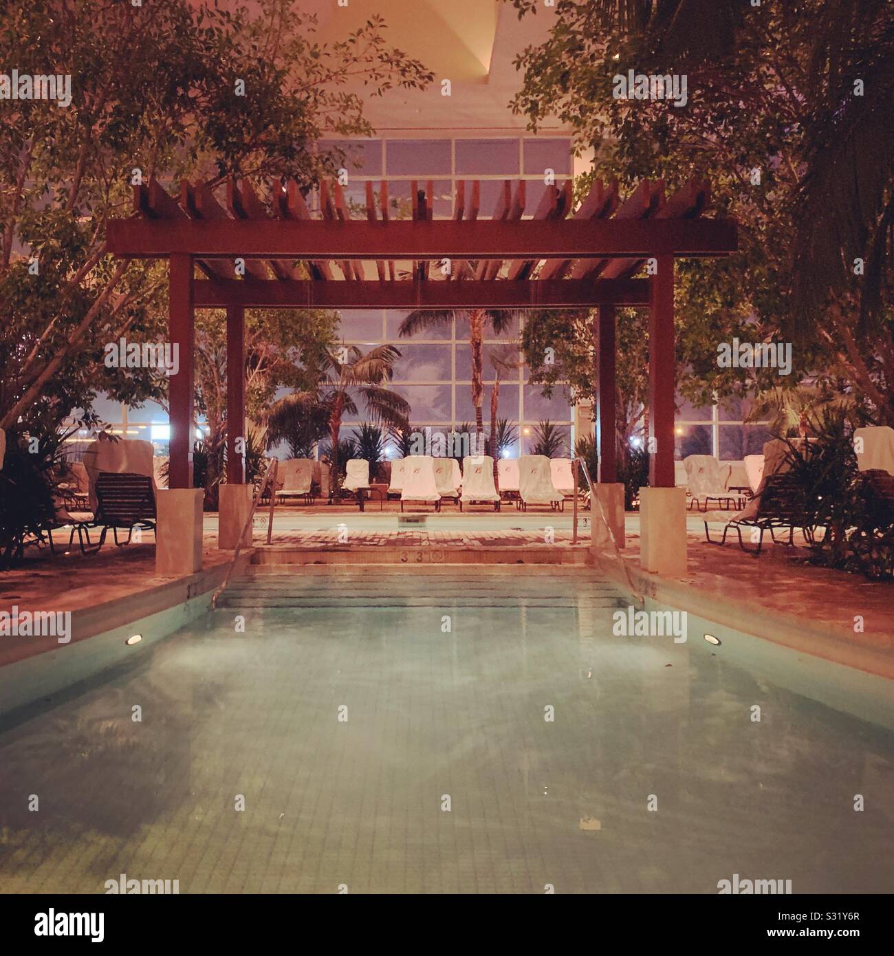 Abend im Hallenbad am Wasser Club, Borgata Hotel Casino & Spa, Atlantic City, New Jersey, United States - Smartphone-aufgenommenes Stockfoto