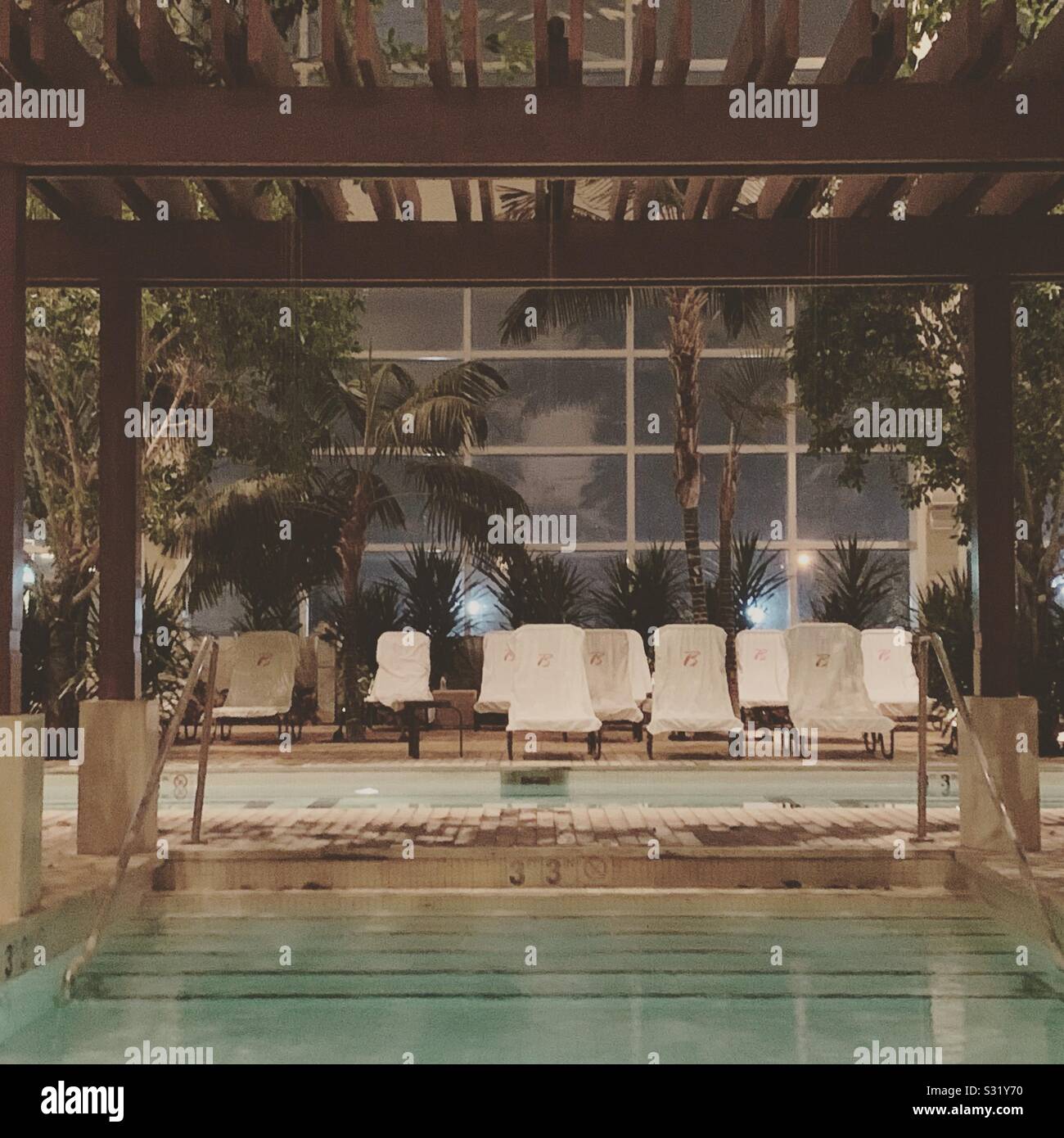 Abend im Hallenbad am Wasser Club, Borgata Hotel Casino & Spa, Atlantic City, New Jersey, United States - Smartphone-aufgenommenes Stockfoto