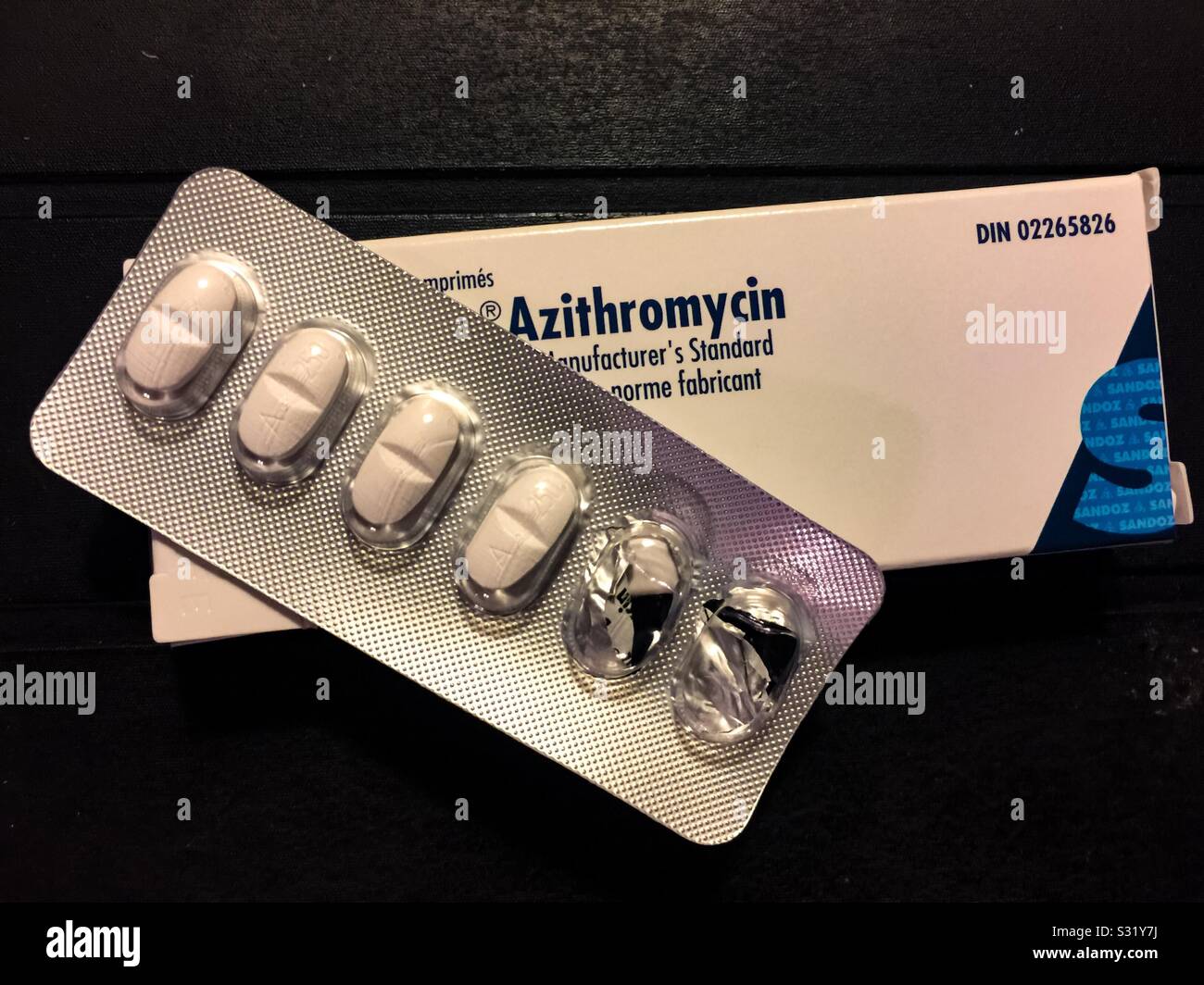 Zwei unten, vier zu gehen. Sehr Häufig verschriebene Antibiotikum Azithromycin. Stockfoto