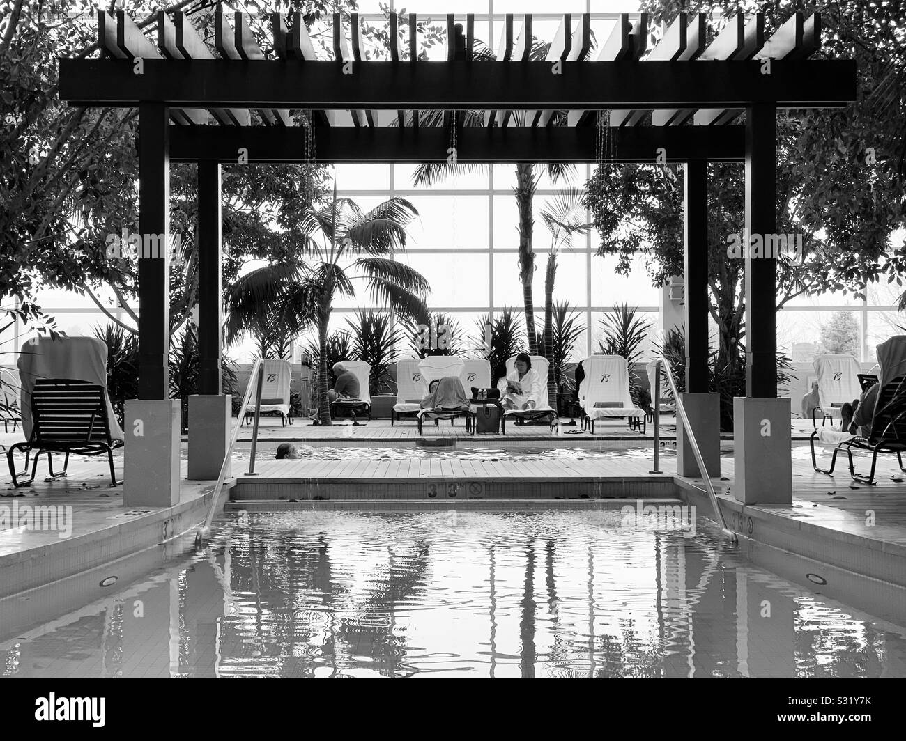 Schwarz-weiß-Bild des Hallenbades am Wasser Club, Borgata Hotel Casino & Spa, Atlantic City, New Jersey, United States - Smartphone-aufgenommenes Stockfoto