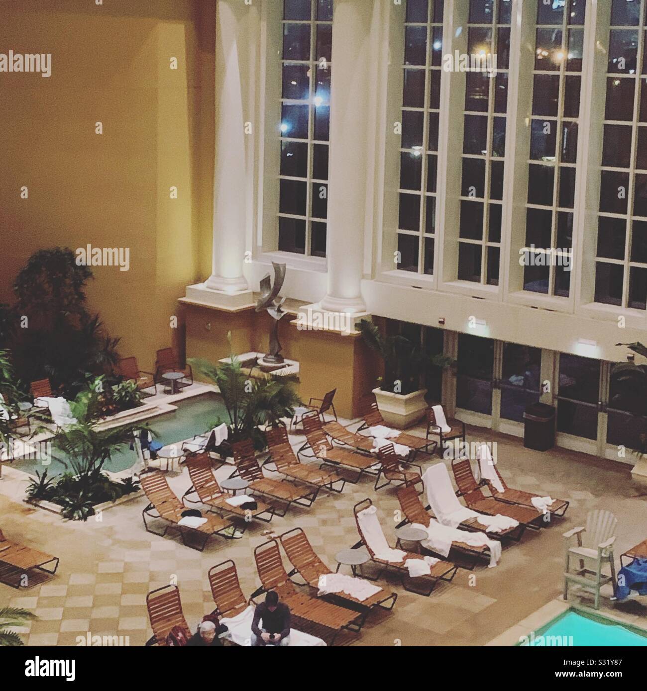 Liegestühle am Abend mit einem Hallenbad und einer der beiden Whirlpools, Borgata Hotel Casino & Spa, Atlantic City, New Jersey, United States - Smartphone-aufgenommenes Stockfoto