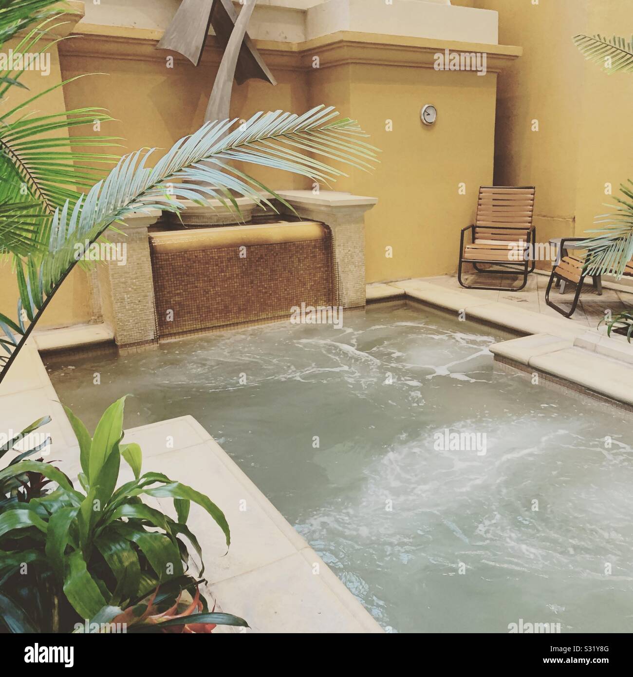 Eine von zwei Whirlpools durch das Hallenbad, das Borgata Hotel Casino & Spa, Atlantic City, New Jersey, United States - Smartphone-aufgenommenes Stockfoto